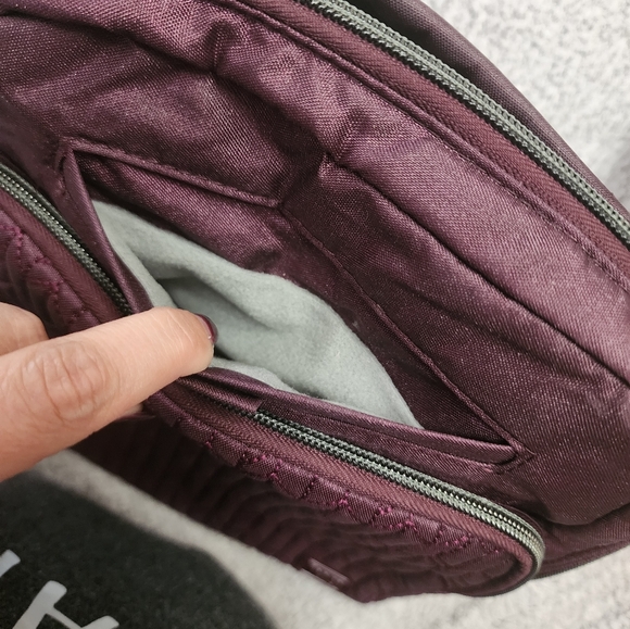 LUG Ranger crossbody Bag, RFID protected Plum color - Picture 3 of 7